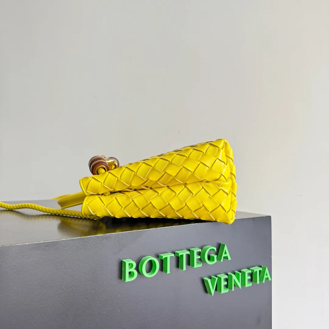 The new Andiamo batch of 3060 BV is shipped‼ ️The classic intercciato weaving process is used to create a soft bag, the metal knot is made of micro-cast aluminum using jewelry technology🪢, and the decorative beads are made of metal and hand-polished oak, allowing you to jump repeatedly between elegance and fun💃, making it unpredictable. Classic and versatile, it shows off your temperament, and the bag has a large capacity, making it very convenient for daily commuting! It has a variety of carrying methods, the shoulder straps can be adjusted by yourself, the original lambskin feels soft and delicate, and the unisex style breaks gender boundaries and brings a more practical and long-lasting use experience. The Andiamo, which has both elegant and casual styles, perfectly interprets the "fashionable old money style". Style number: 743568+wood hardware Color: sulfur color Size: 25*22*10.5cm
